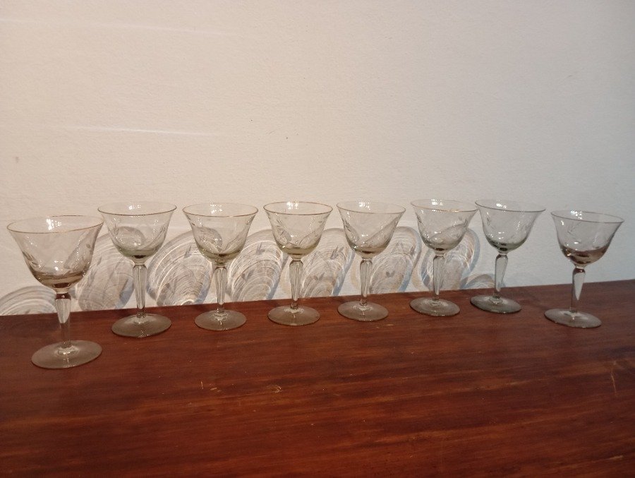 Lote siguiente: Colección de copas de vino claras con detalles decorativos