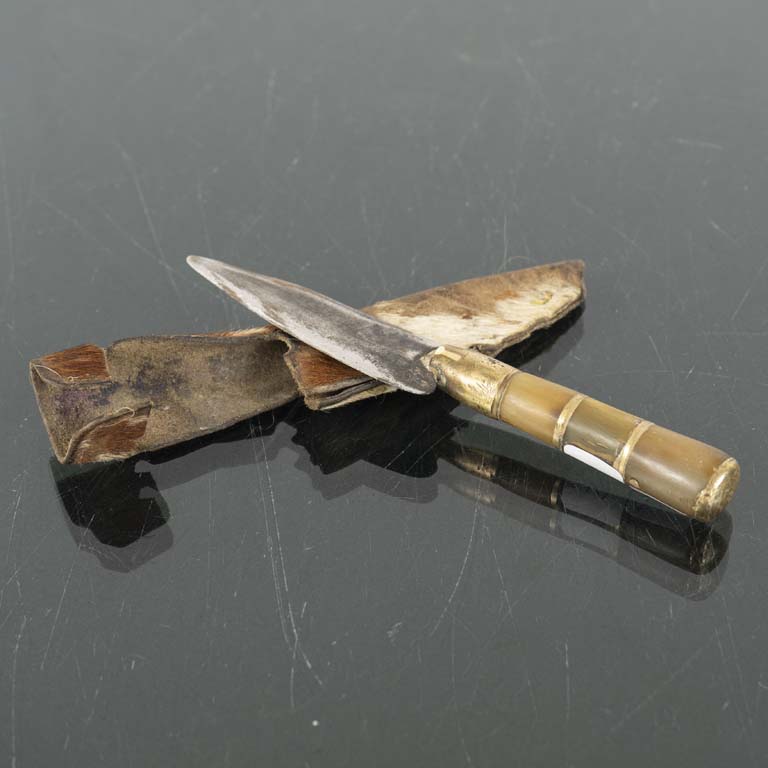 Cuchillo mango de guampa con vaina de cuero - Medidas: Largo total: 18cm