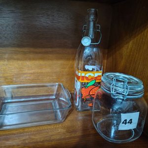 Lote de Botella con Tapa, Frasco y Fuente Rectangular de Vidrio - imagen 2