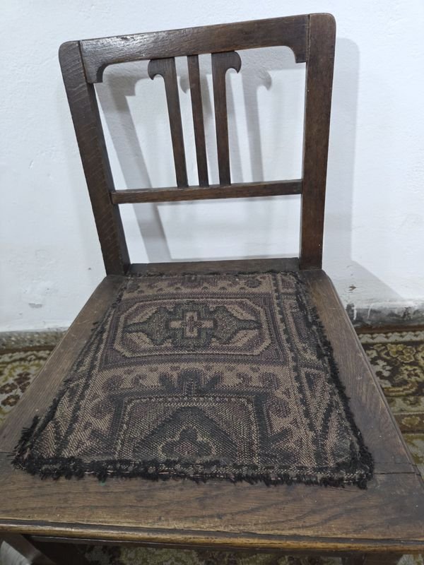 Silla de Roble con Mano de Metal y Tapicería - imagen 4