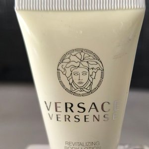 Set de Belleza II: Cuidado Personal con Garnier, L'Oréal y Versace - imagen 5