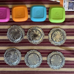 Lote de 4 Portavasos Metálicos Ornamentales y 4 Bandejas Plásticas Cuadradas - imagen 3