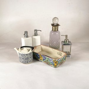 Lote anterior: Set de 6 Piezas de Loza: Porta Jabón, Cubre Servilletas y Botellón con Virola Plateada