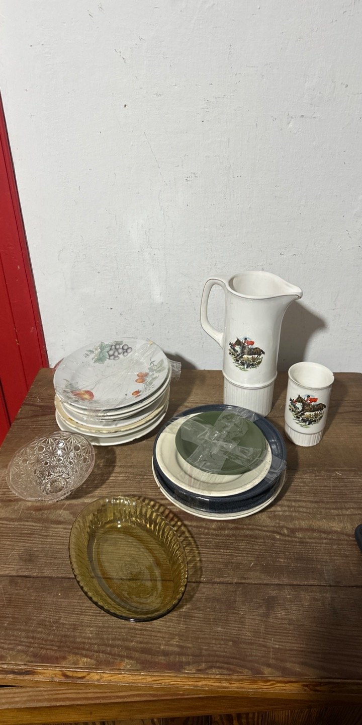 Juego de Platos de Loza con Jarra y Taza