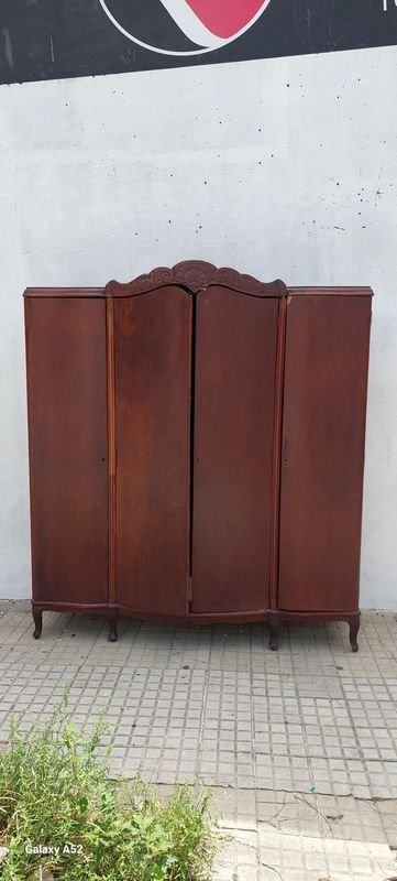 Lote siguiente: Ropero de madera estilo francés con detalles y falta de piso