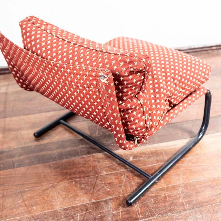 Sillón bajo de estructura metálica con asiento tapizado - imagen 3