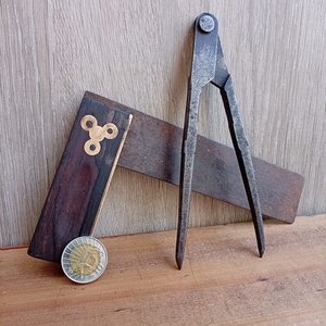 Lote siguiente: Juego de Escuadra y Compás en Bronce y Madera - Ideal Decoración y Masonería