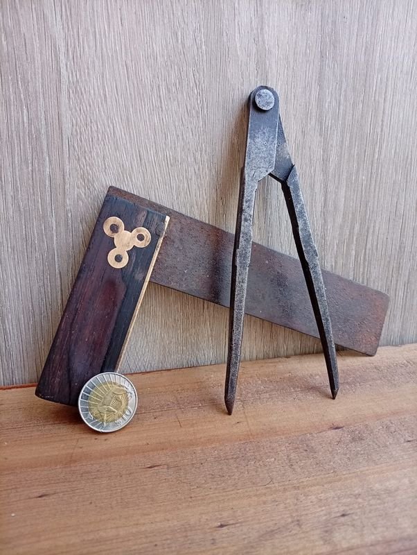 Juego de Escuadra y Compás en Bronce y Madera - Ideal Decoración y Masonería