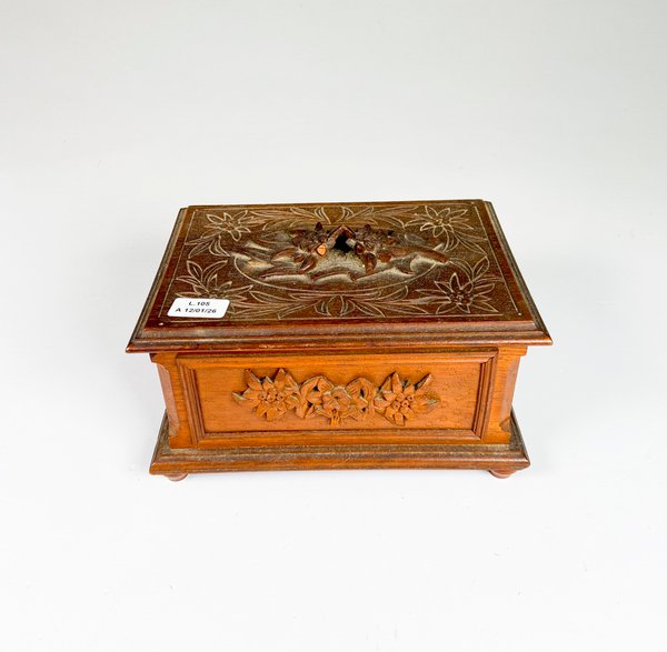 Lote anterior: Caja en madera tallada floral, 19 x 13 cm