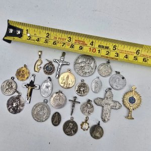 Conjunto de Medallas Religiosas Variadas - imagen 5