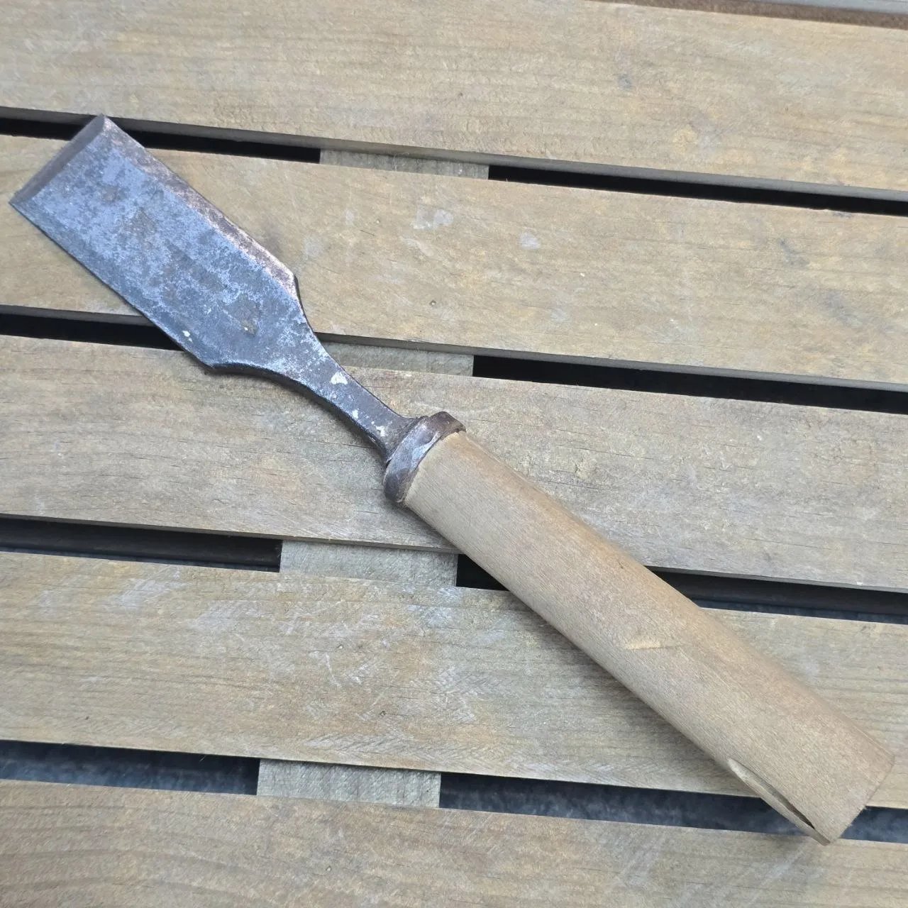 Formón y chisela de metal con mango de madera - imagen 2