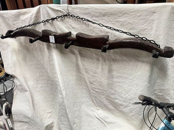 Perchero de madera dura con cadena metálica - imagen 2