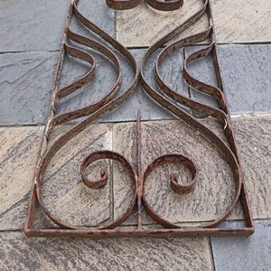 Antigua Reja de Hierro Forjado con Diseño Ornamental - imagen 1