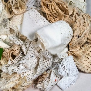 Lote de Carpetas, Servilletas y Adornos de Crochet y Hilo - imagen 3