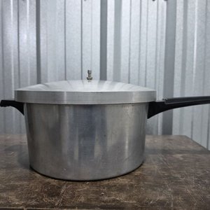 Olla a Presión de Aluminio con Asas Negras - imagen 2