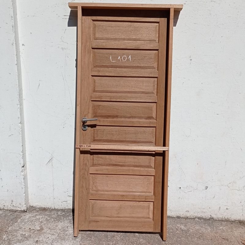 Lote siguiente: Puerta exterior de madera con cerradura y llaves