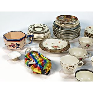 Lote de 37 piezas de vajilla: pocillos, platillos, jarra y figura de payaso - imagen 3