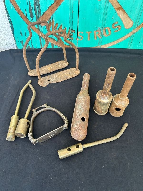 Lote anterior: Colección de objetos antiguos y herrajes