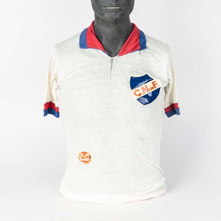 Lote siguiente: Camiseta de Fútbol Nacional de Utilería marca Bullit