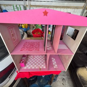 Casa de Muñecas Rosa de Madera Usada - imagen 1