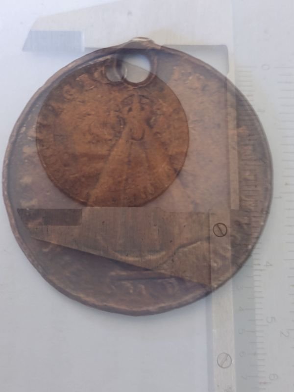Medalla religiosa de cobre antigua - imagen 3