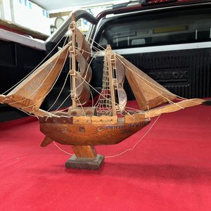 Dos Barcos Miniatura de Madera y Tela - imagen 2