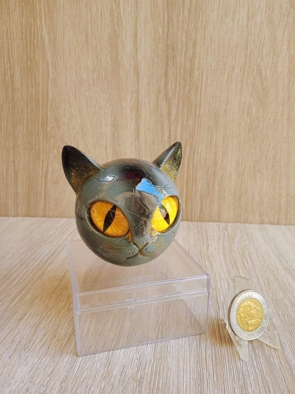 Lote siguiente: Cabeza de Gato con Ojos de Vidrio y Medalla