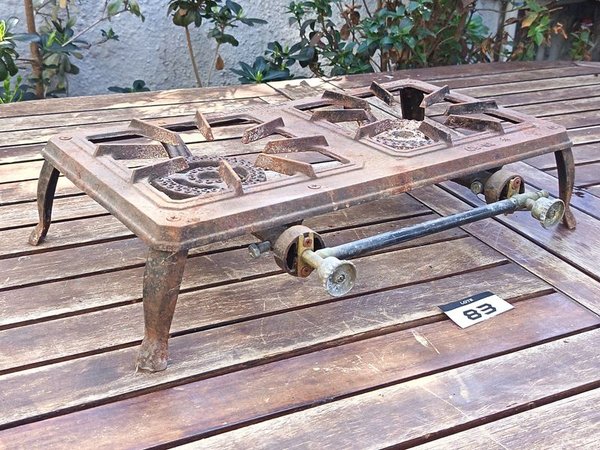 Anafe a gas de dos quemadores, estructura de Metal Con Detalles de Oxidación.