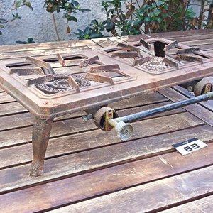 Lote siguiente: Anafe a gas de dos quemadores, estructura de Metal Con Detalles de Oxidación.