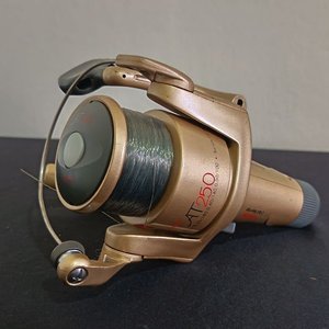 Reel de Pesca Quick AT250 Dorado con Carrete Adicional - imagen 3