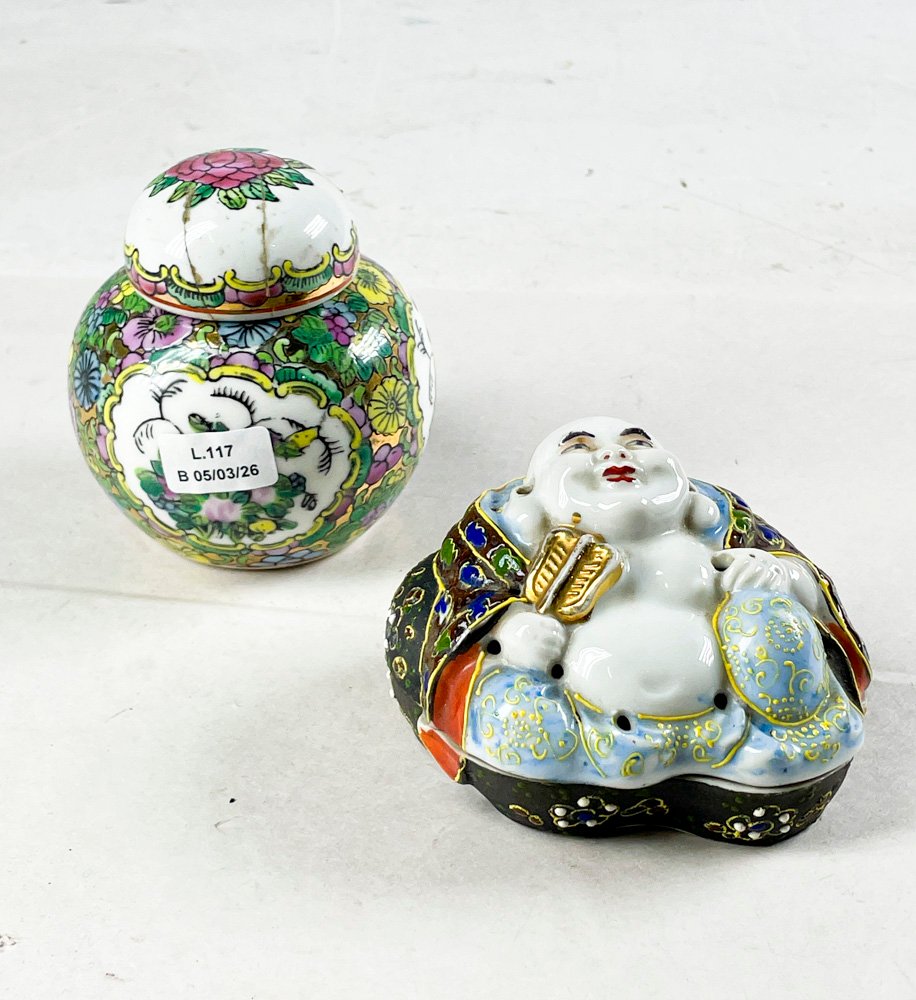 Lote siguiente: Dos piezas de porcelana con forma de Buda y potiche
