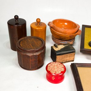 Lote de Adornos Vintage: Frascos de Madera, Busto de Caballo y Cuadritos - imagen 4