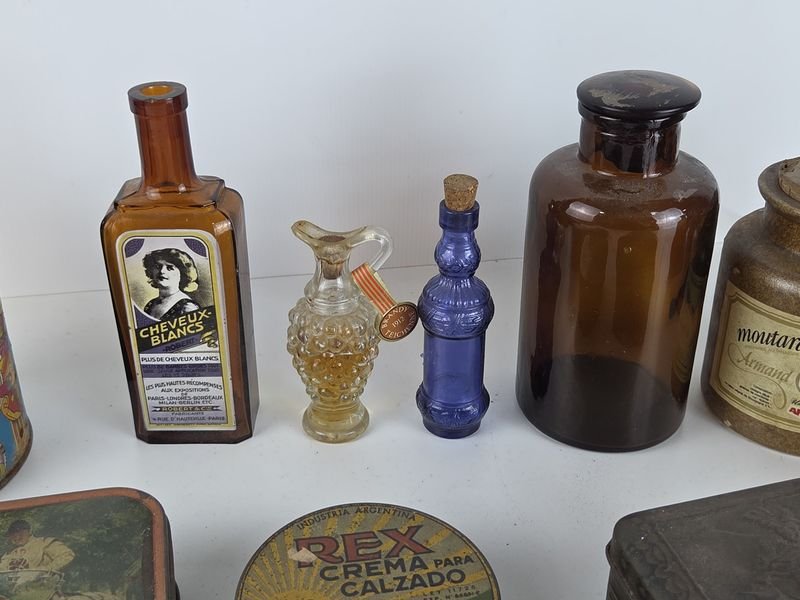 Colección de latas antiguas y objetos decorativos - imagen 4
