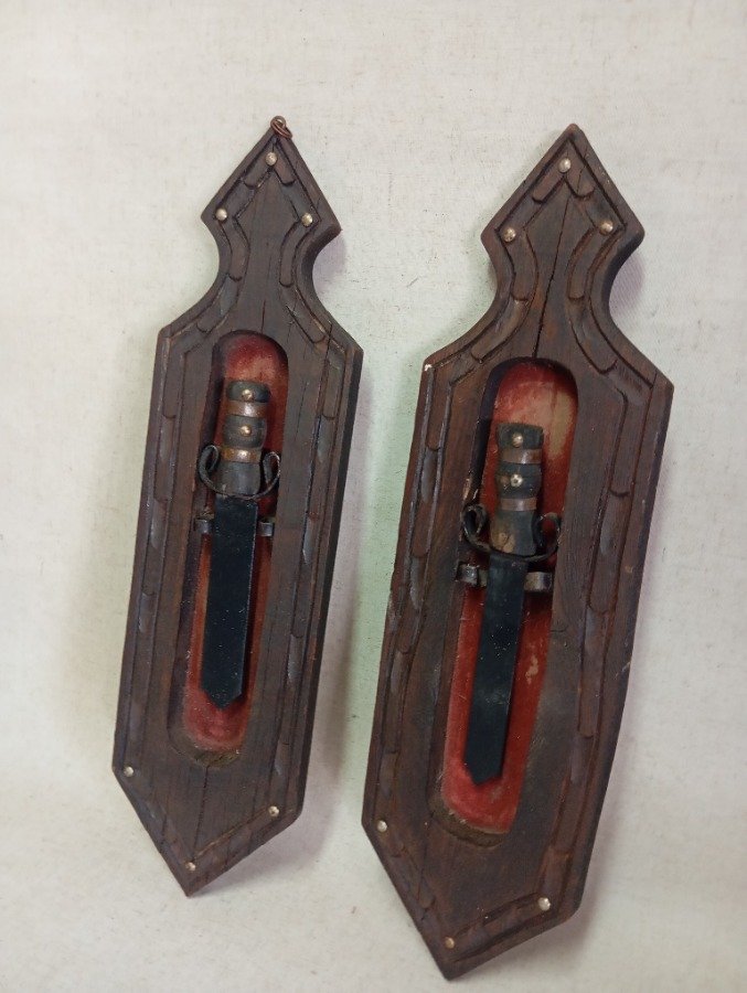 Dos adornos de madera con diseño tallado - imagen 3