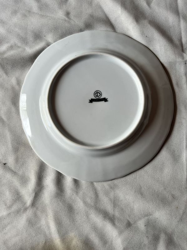 Plato de porcelana con diseño floral - imagen 2