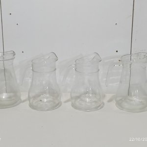 Lote siguiente: Juego de 4 jarras de vidrio transparentes