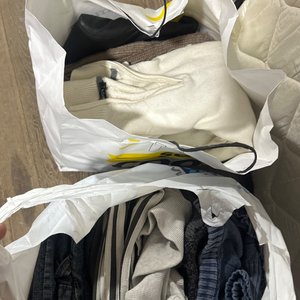 Lote siguiente: Dos bolsas ropa