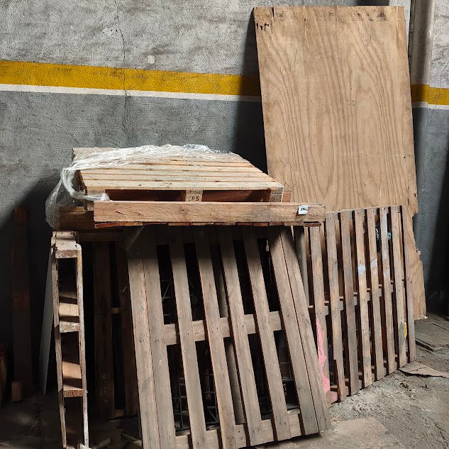 Lote de Pallets y Chapas de Madera Variadas