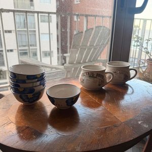 Lote siguiente: Set de 6 Posillos de Porcelana con Flores y 2 Tazas Estilo Vintage