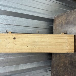 Perchero de Madera Claro con Soportes Decorativos - imagen 5