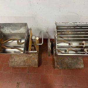 Dos Amasadoras de Volcar Sin Motor con Tacho de Acero Inoxidable y Bebederos - imagen 3