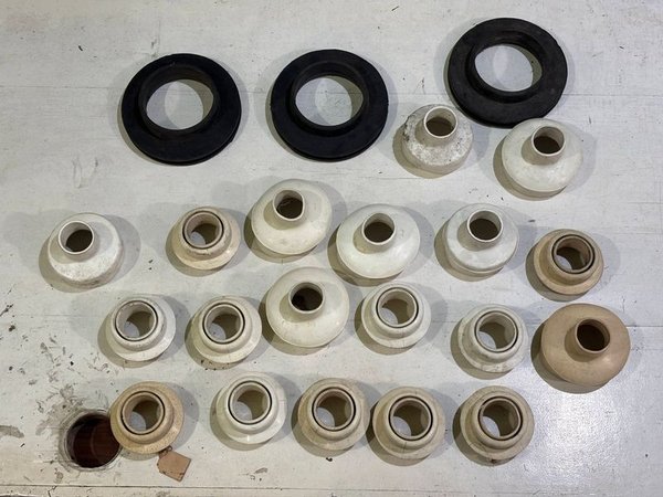 Lote de Gomas Conectoras y Piezas Plásticas Varias - imagen 1