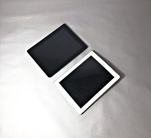 Dos iPads: Uno con Pantalla Rota y Funcional, Otro No Enciende