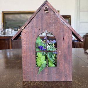 Organizador de Llaves Decorativo de Madera Oscura con Adorno Floral - imagen 4