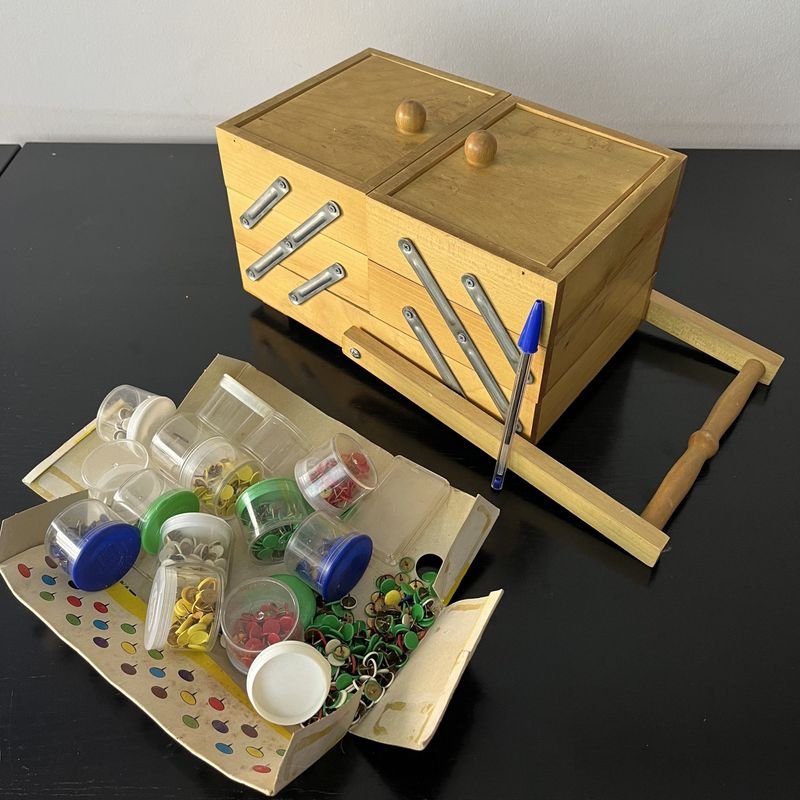 Lote anterior: Costurero de mano en madera con accesorios y agujas