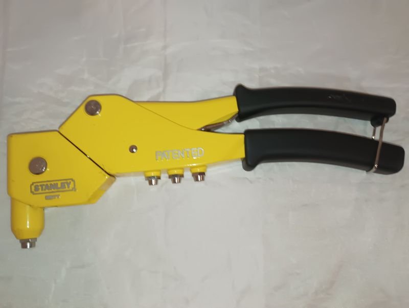 Lote anterior: Remachadora manual Stanley MR77c con cabezal giratorio