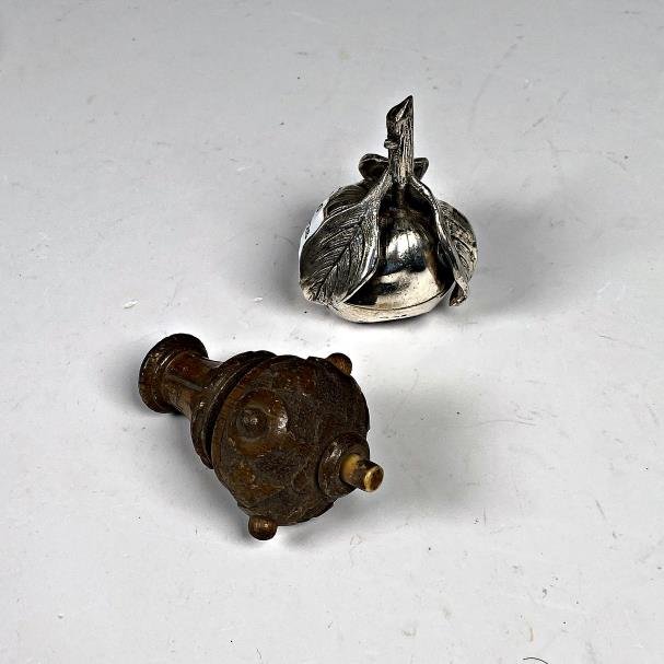 Dos Timbres Antiguos de Madera y Metal
