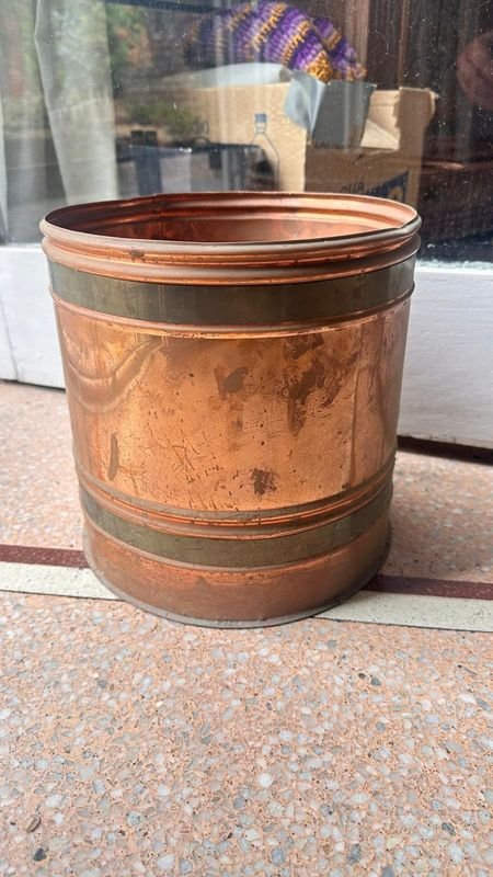 Porta maceta bronceado o de bronce: Un recipiente metálico antiguo - imagen 1