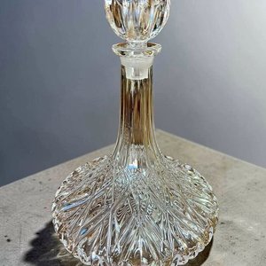 Lote siguiente: Licorera Antigua de Cristal Tallado con Diseño Facetado y Tapón Esférico