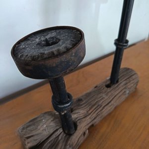 Candelabro Rústico de Madera y Metal con Dos Portavelas - imagen 4